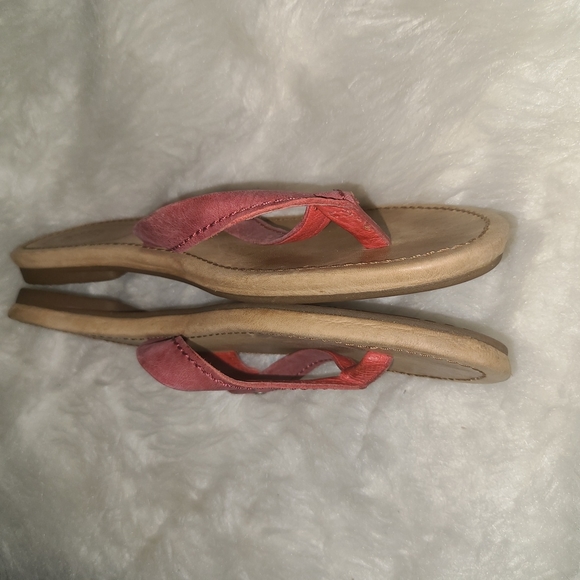 UGG Size 10 W red Leather Thong Sandals - Picture 2 of 6